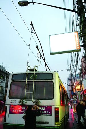 难以割舍的城市"辫子" 上海无轨电车将继续运行